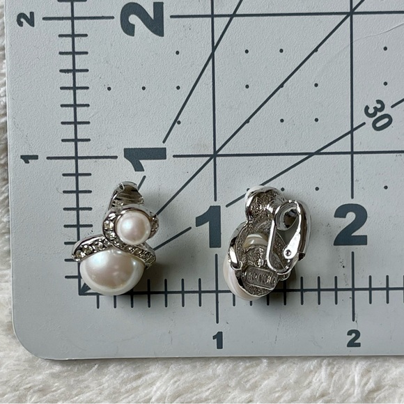 Marvella | Vintage | Faux Pearl Crystal Silver Tone Clip On Earrings - Picture 5 of 14